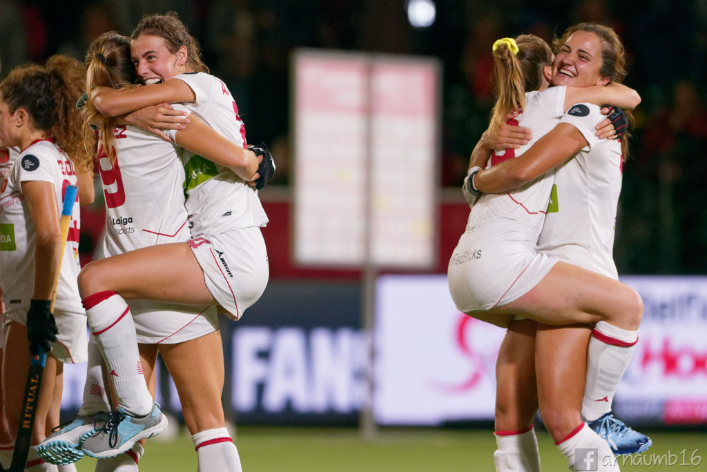 María López y Alejandra Torres-Quevedo, y Berta Bonastre y Lola Riera, abrazadas al finalizar el encuentro / Arnau Martínez - HockeyESP