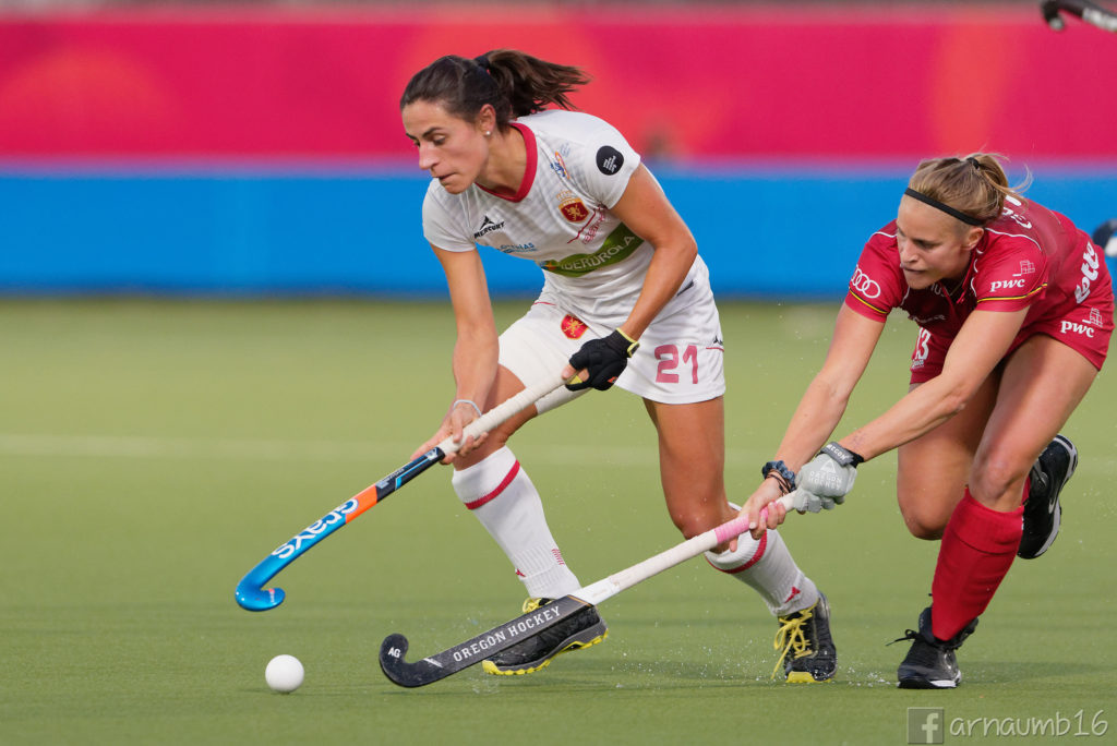 Bea Pérez, yéndose de Alix Gerniers / Arnau Martínez - HockeyESP