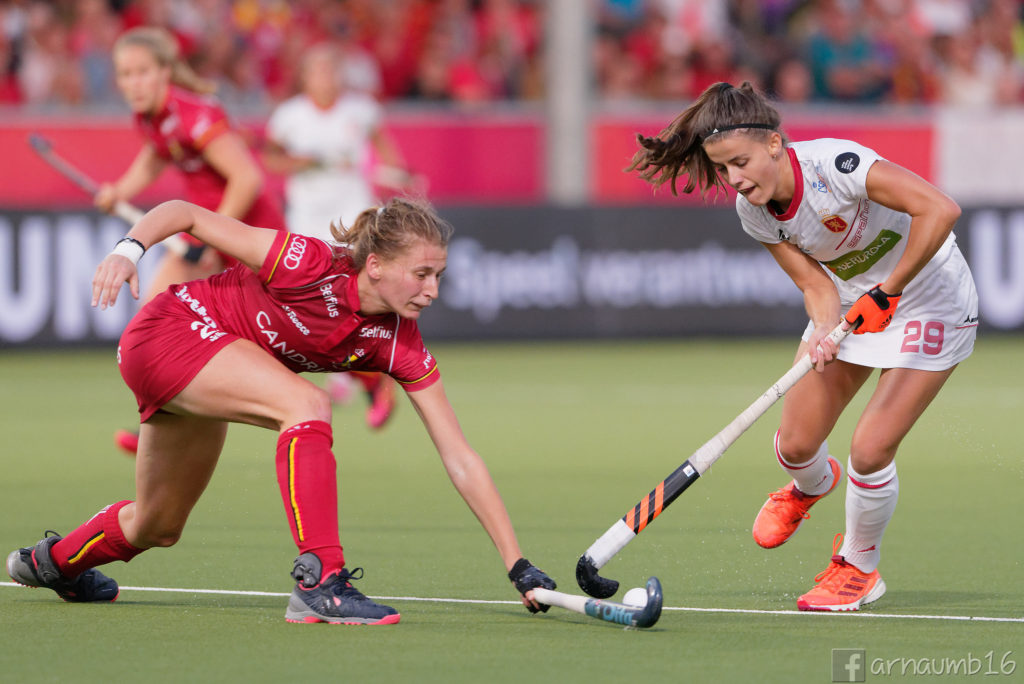 Lucía Jiménez, intentando superar a Vanden Borre / Arnau Martínez - HockeyESP