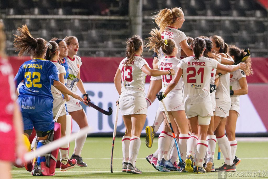 La piña de las Redsticks, una vez más, celebrando otro gran paso adelante del equipo / Arnau Martínez - HockeyESP