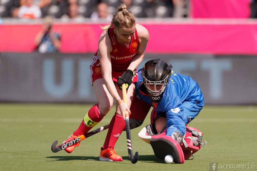 María Ángeles Ruiz, en su acción definitiva ante Hollie Pearne-Webb / Arnau Martínes - HockeyESP
