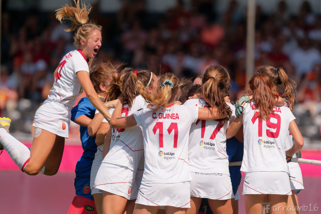 Maria Tost, saltando sobre sus compañeras tras el partido / Arnau Martínez - HockeyESP