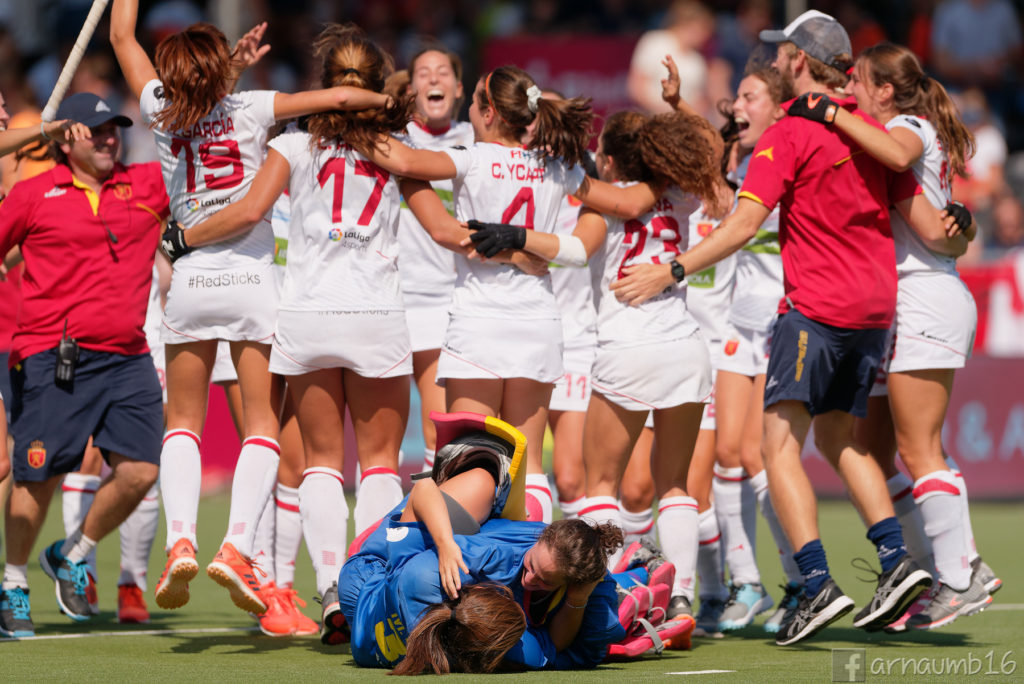 La piña de las Redsticks, con Mari Ruiz y Melanie García abrazadas en el suelo / Arnau Martínez - HockeyESP