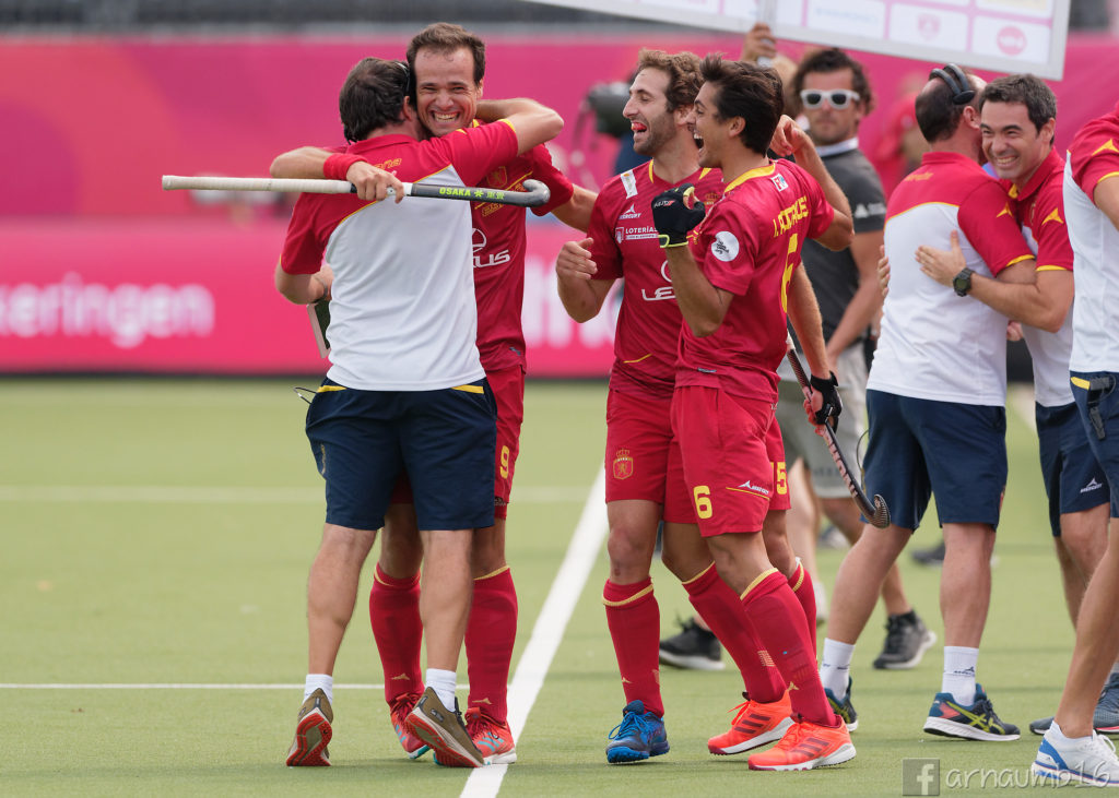 Jugadores y técnicos celebran en el banquillo el empate final / Arnau Martínez - HockeyESP