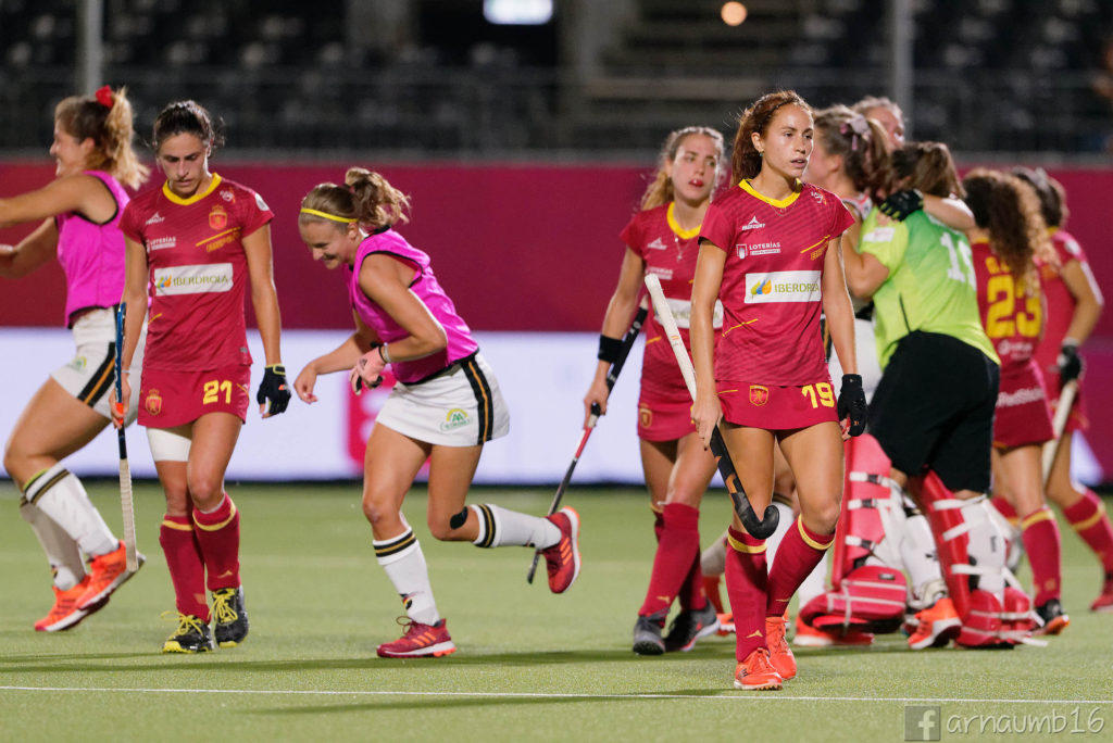 Bea Pérez, Cristina Guinea y Begoña García, cabizbajas después del gol de Lorenz / Arnau Martínez - HockeyESP