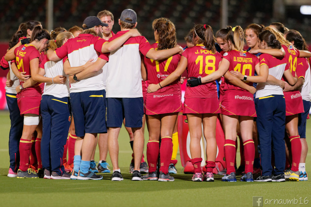 La piña de las Redsticks después de la dolorosa derrota contra Die Danas / Arnau Martínez - HockeyESP