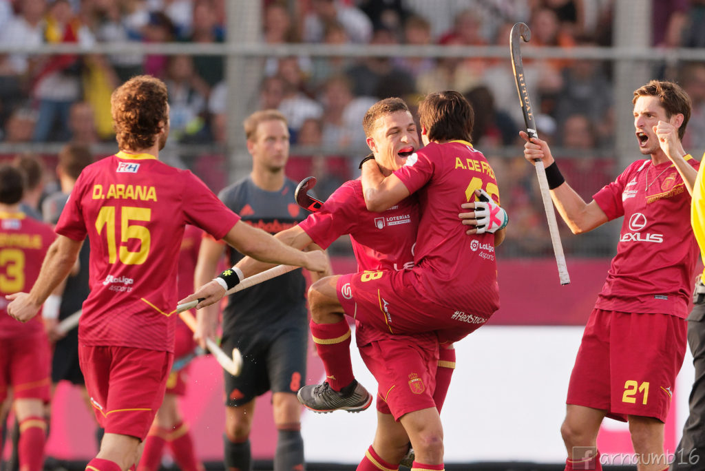 De Frutos, abrazado a Ricardo Sánchez celebrando el último gol de España ante la mirada atónita de Bakker / Arnau Martínez - HockeyESP