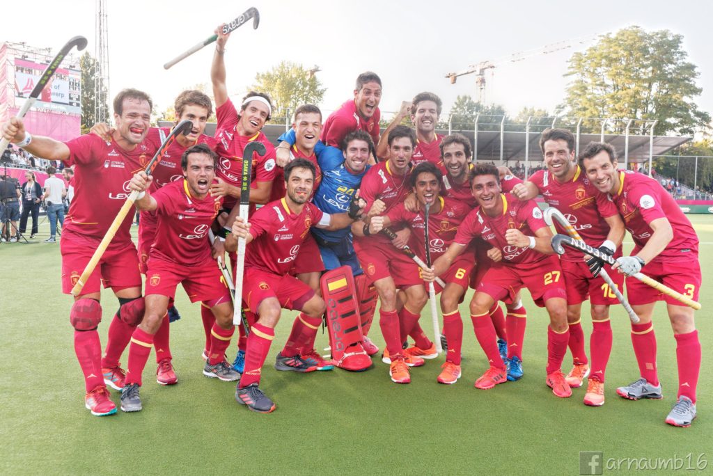 Gran parte de los jugadores, celebrando el pase a la final del EuroHockey 2019 / Arnau Martínez - HockeyESP