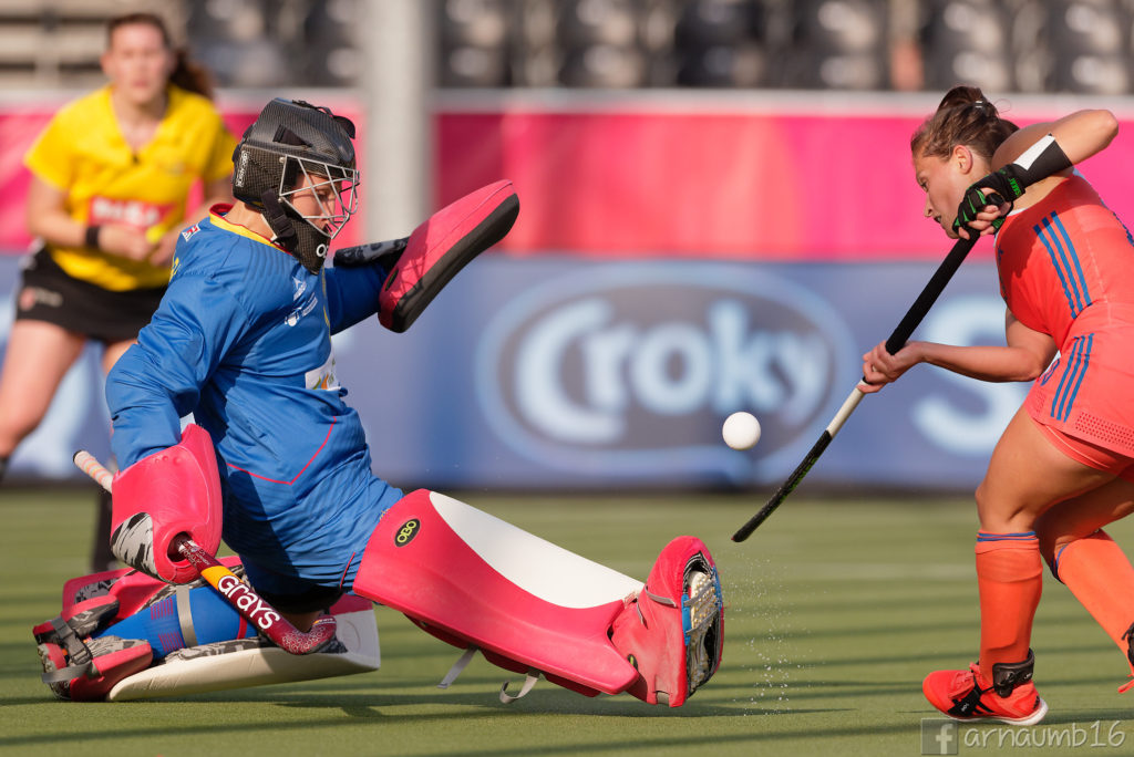 María Ángeles Ruiz, haciéndose grande ante Jonker para tapar su disparo / Arnau Martínez - HockeyESP