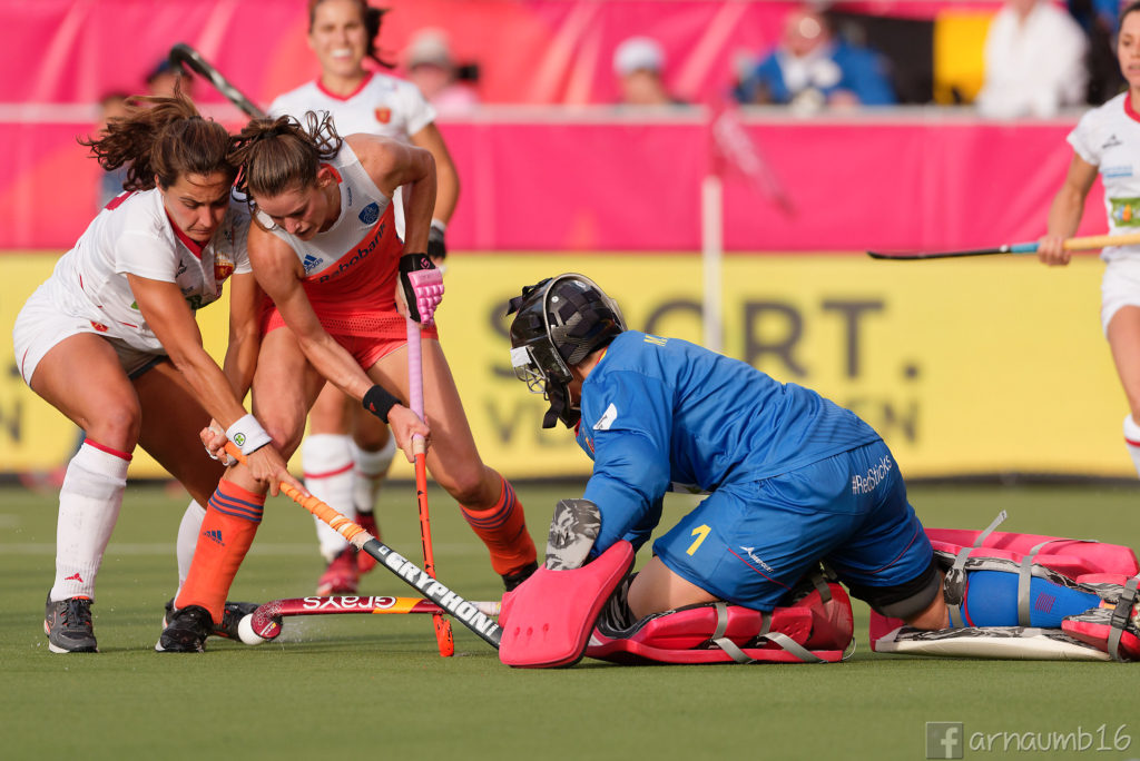 Lola Riera y María Ángeles Ruiz, impidiendo a Lidewij Welten acabar una jugada de peligro / Arnau Martínez - HockeyESP