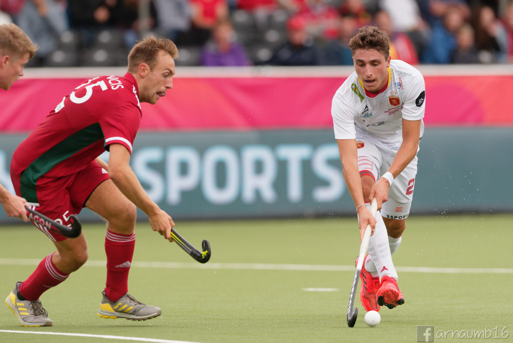 Marc Boltó, intentando superar la presión de Ben Francis / Arnau Martínez - HockeyESP