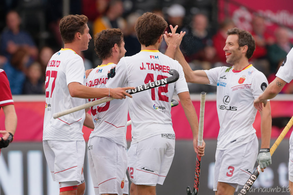 Pau Quemada celebrando con sus compañeros el último gol del encuentro / Arnau Martínez - HockeyESP